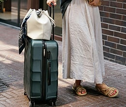 Article-Image-Chic-travel-outfit-formulas_-Vacation-style-from-dinner-to-the-plane_