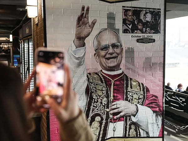 BOR-Image-Priest-leads-White-Sox-stadium-in-offering-signs-of-peace-during-game_-‘I-think-the-Pope-would-really-love-that_