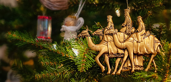 Feature-Image-5-reasons-to-throw-an-Epiphany-party_