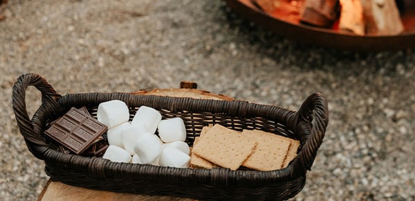 Feature-Image-How-to-host-the-coziest-fall-bonfire-party_
